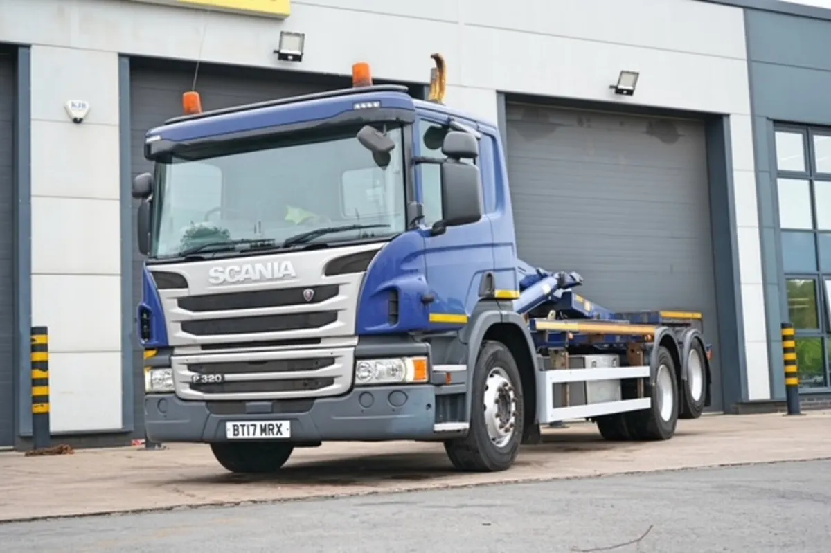 2017 SCANIA P320 6X2 HOOK LOADER - Image 3