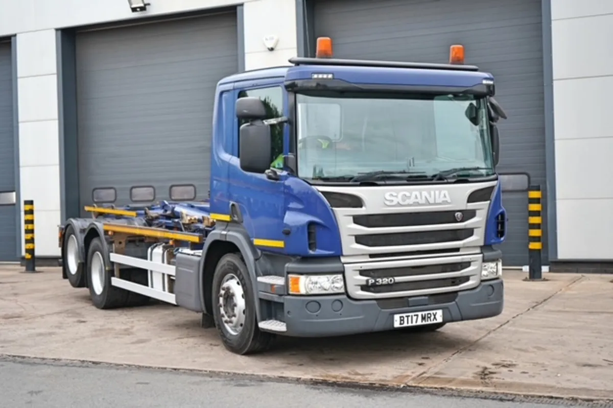 2017 SCANIA P320 6X2 HOOK LOADER - Image 1