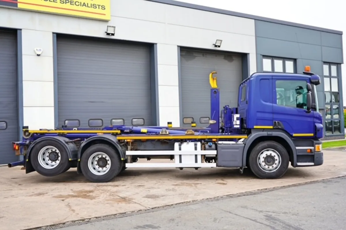 2017 SCANIA P320 6X2 HOOK LOADER - Image 4