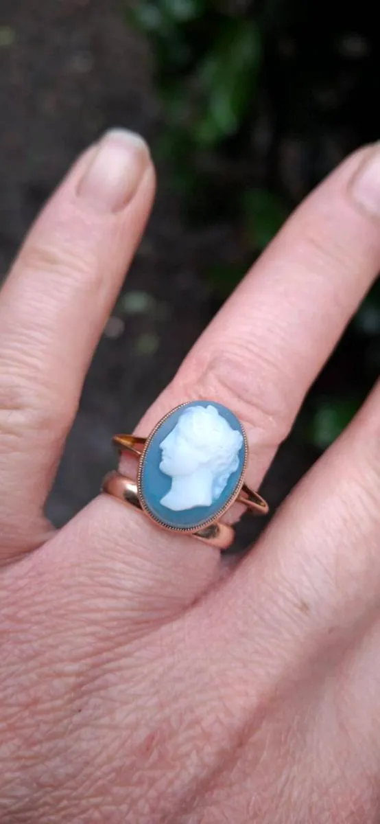 9ct Gold Antique Cameo Ring - Image 1