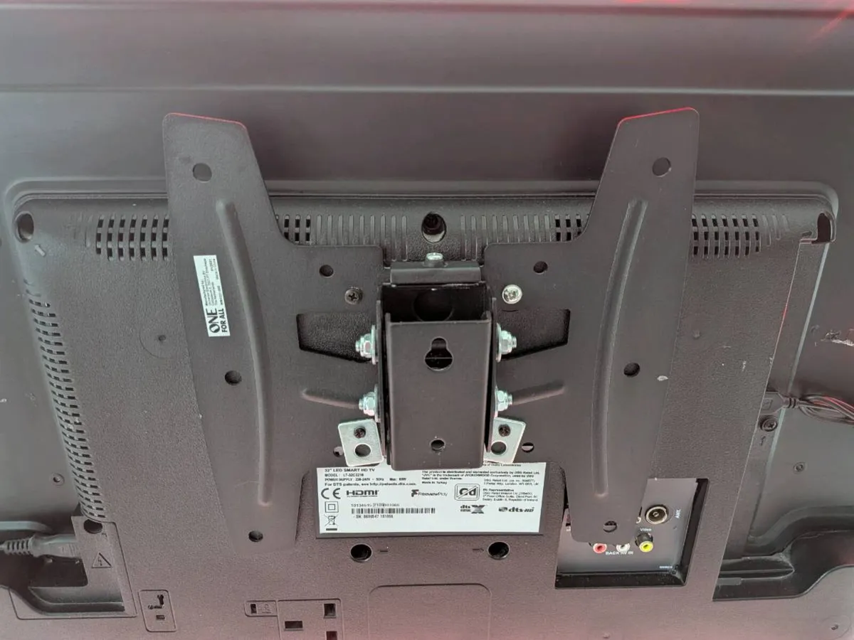 JVC Smart 32" TV - Image 3