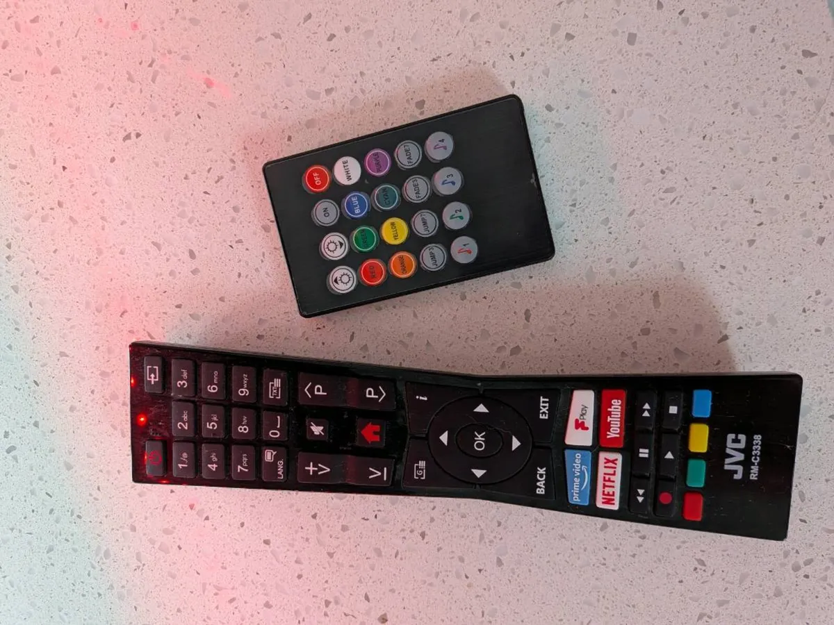 JVC Smart 32" TV - Image 2