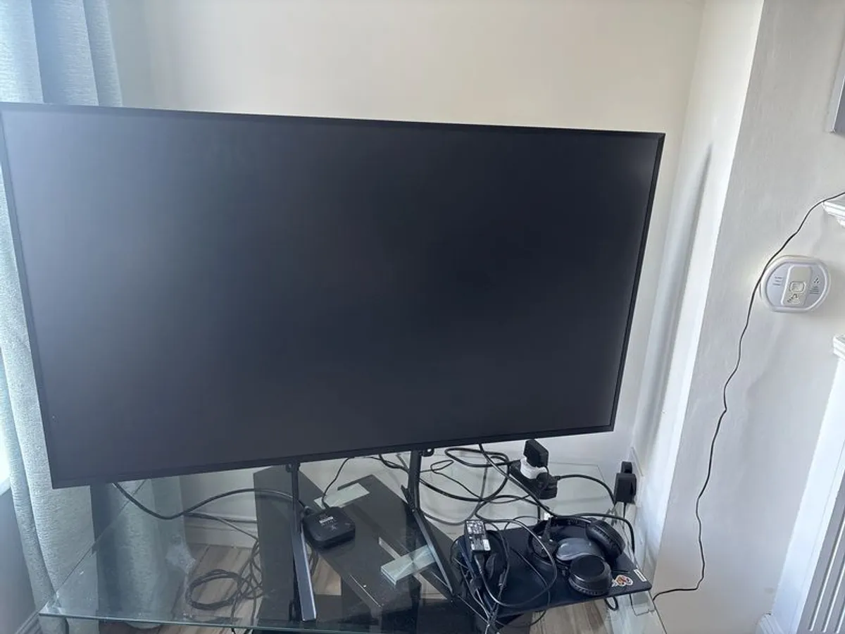 LG 49" 4K Professional Monitor (49UH5F-H) - Mint Condition with Stand & Remote - Image 2