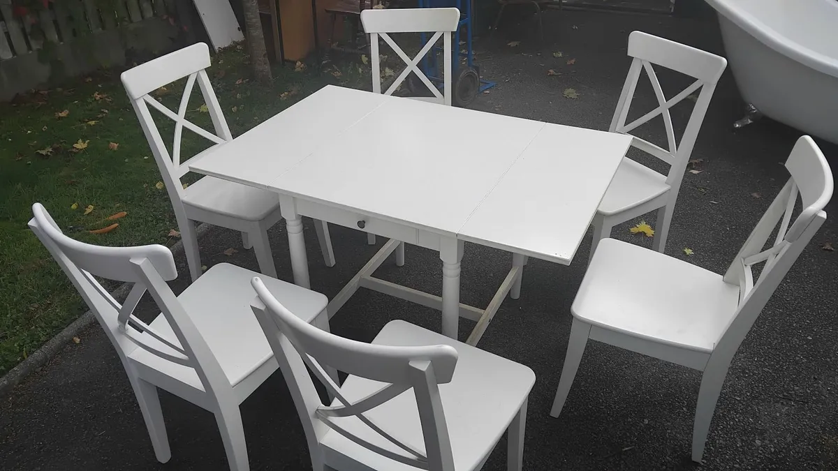 Table and chairs - Image 1