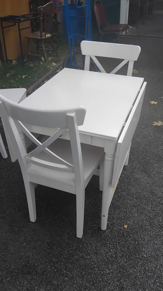 Table and chairs - Image 2