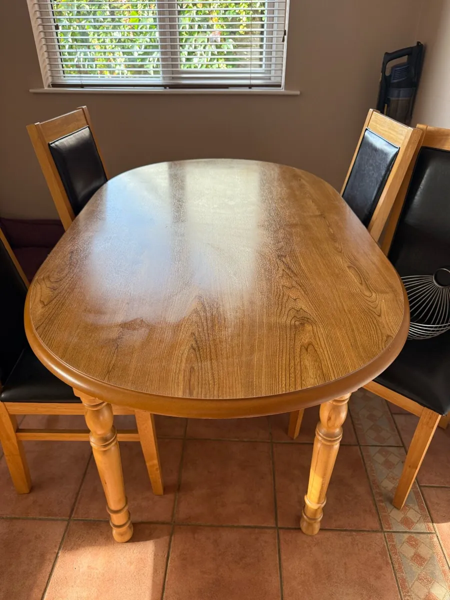 Kitchen table and chairs - Image 1