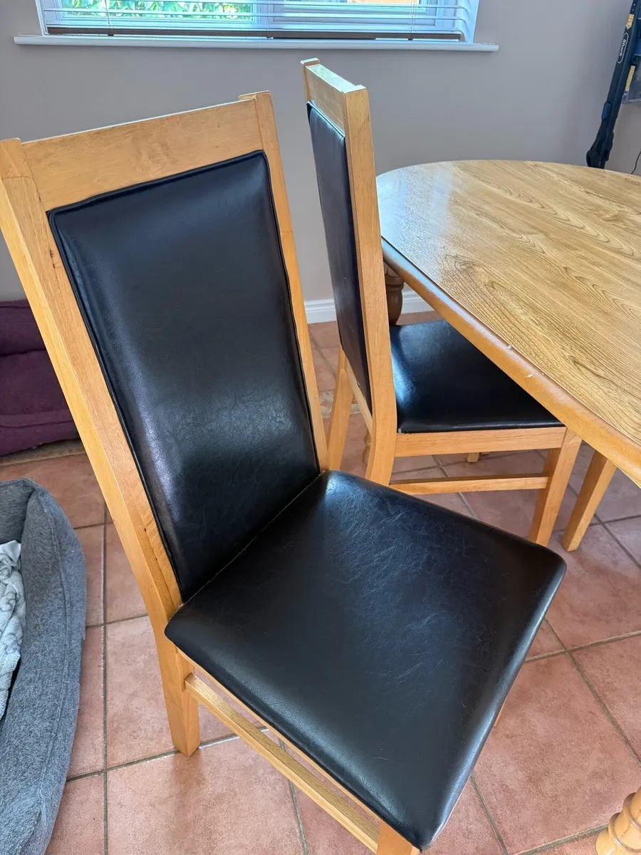 Kitchen table and chairs - Image 2