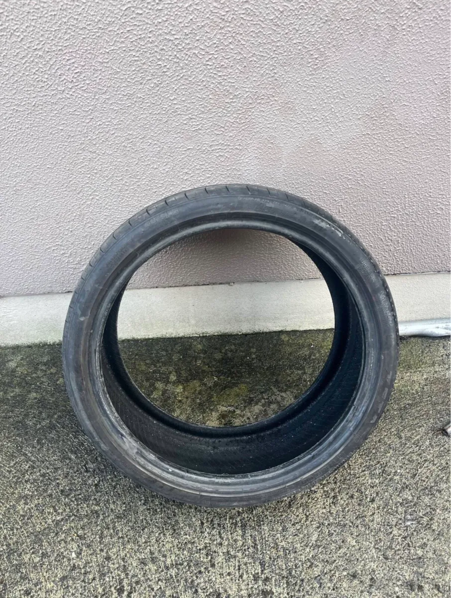 215/35ZR18 Tyre - Image 1