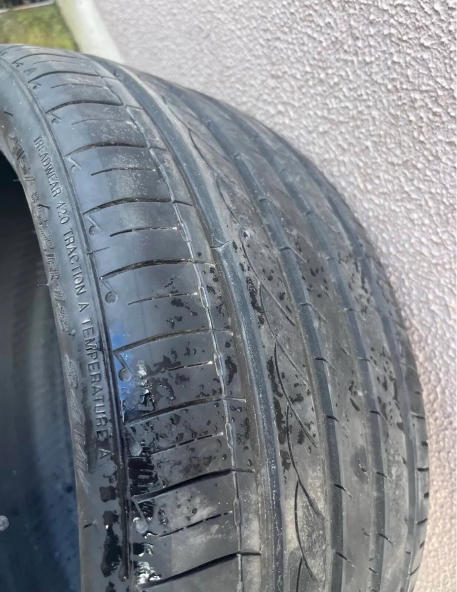 215/35ZR18 Tyre - Image 2