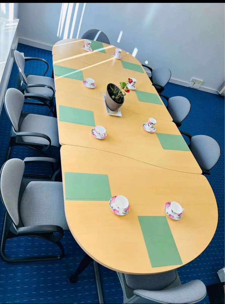 Conference table and 8 chairs - Image 1