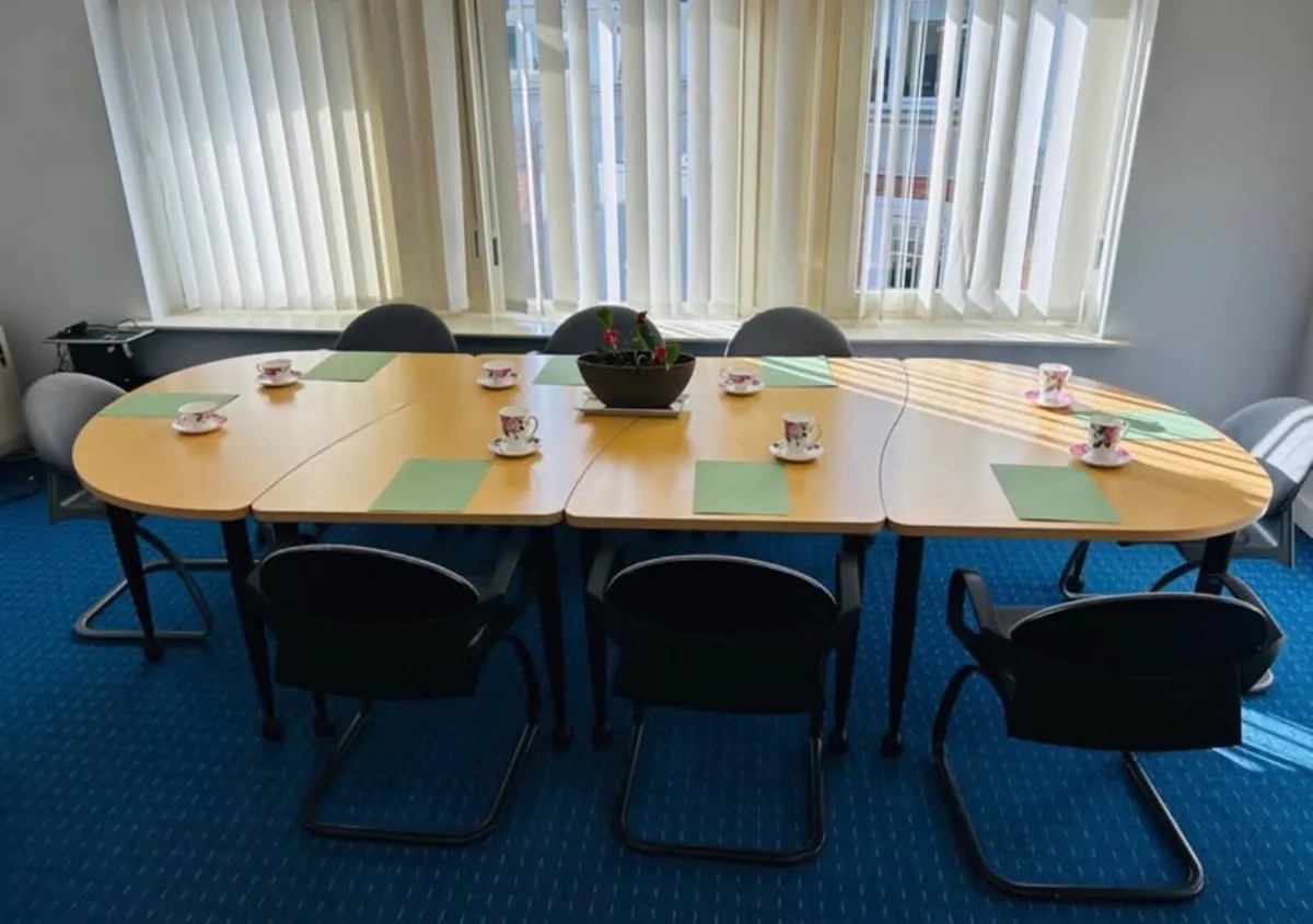 Conference table and 8 chairs - Image 2