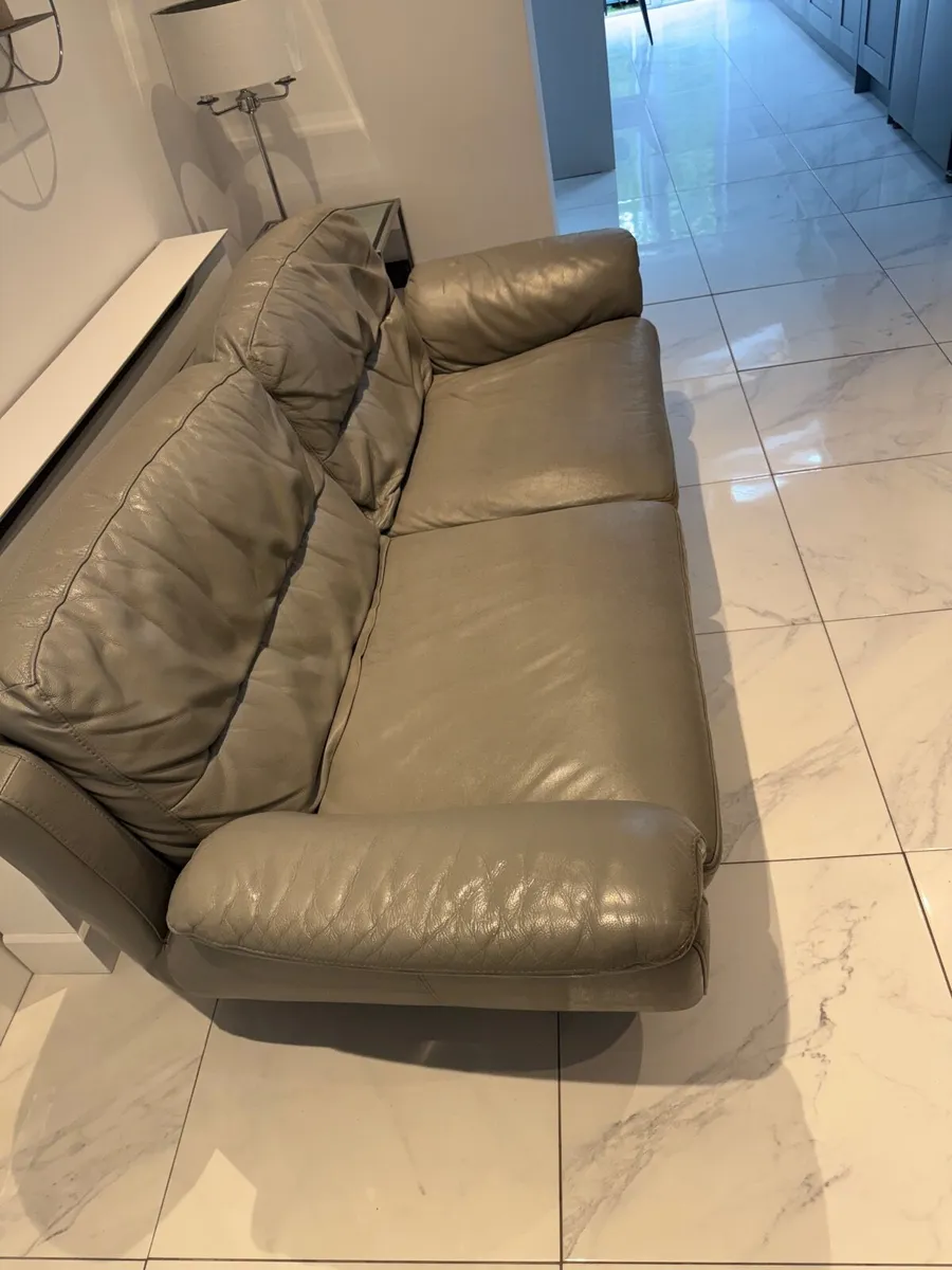 Leather couch - Image 1
