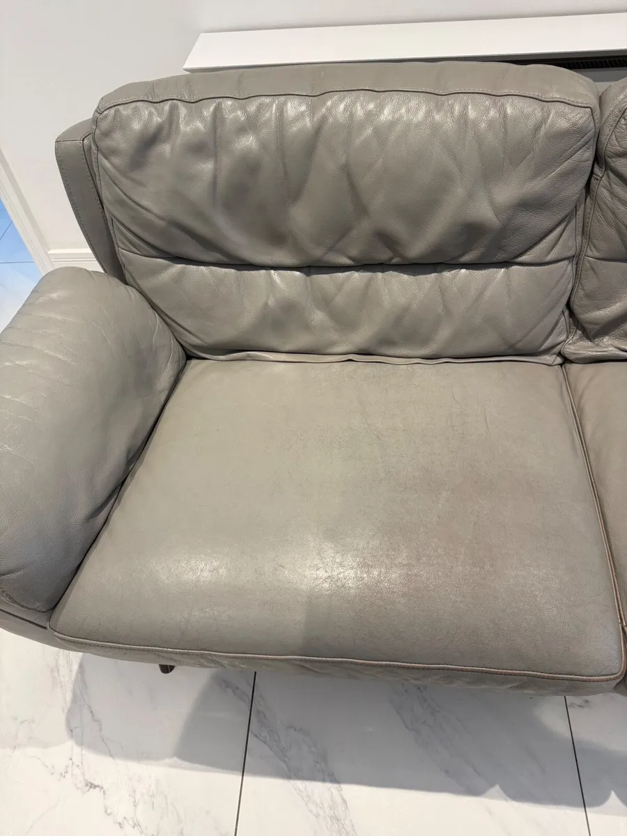Leather couch - Image 4