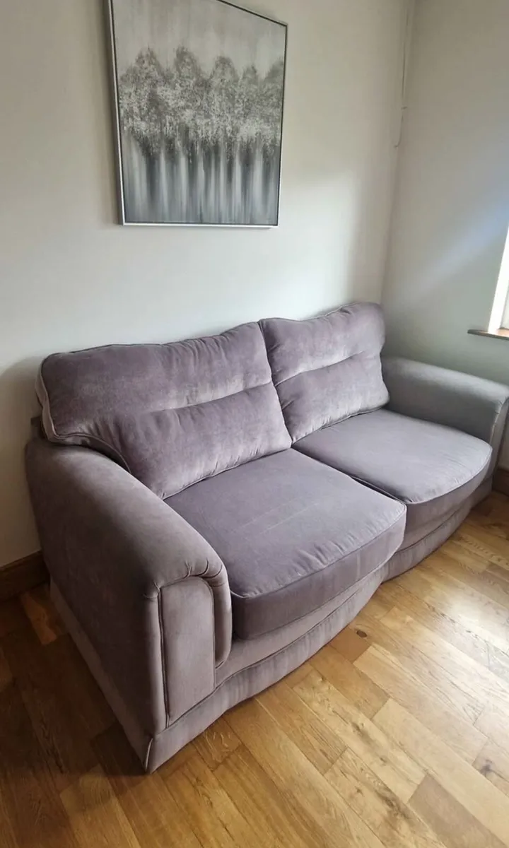 Stylish and Comfortable Grey Couch - Image 1