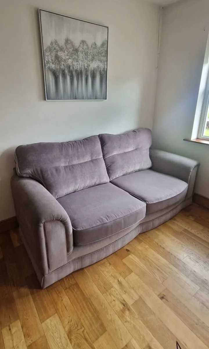 Stylish and Comfortable Grey Couch - Image 3