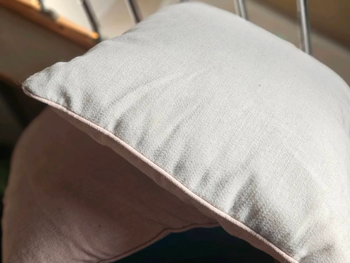 5 Cushions - Image 4