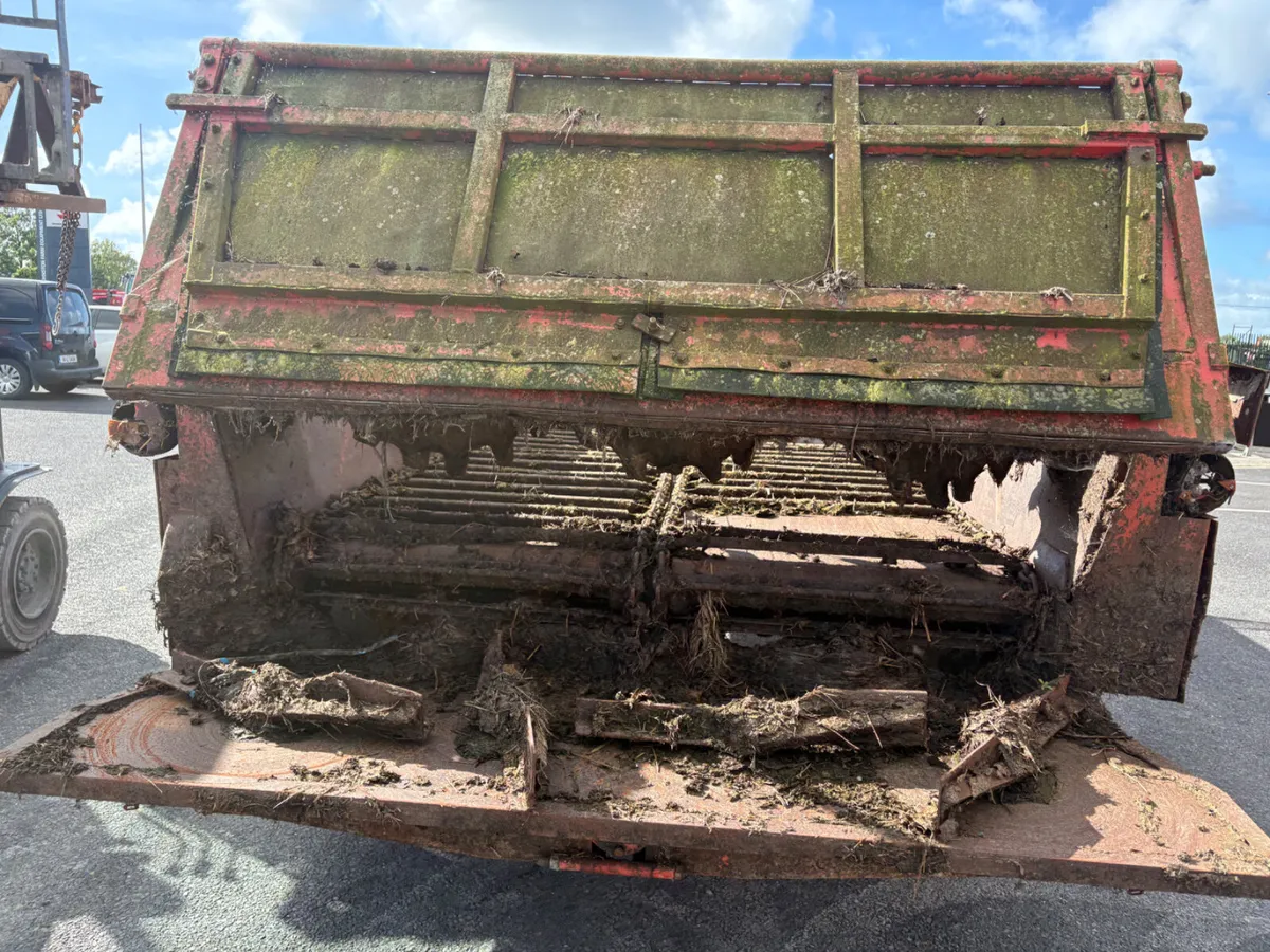 Zetor 5ton Rear Discharge Manure Spreader - Image 3