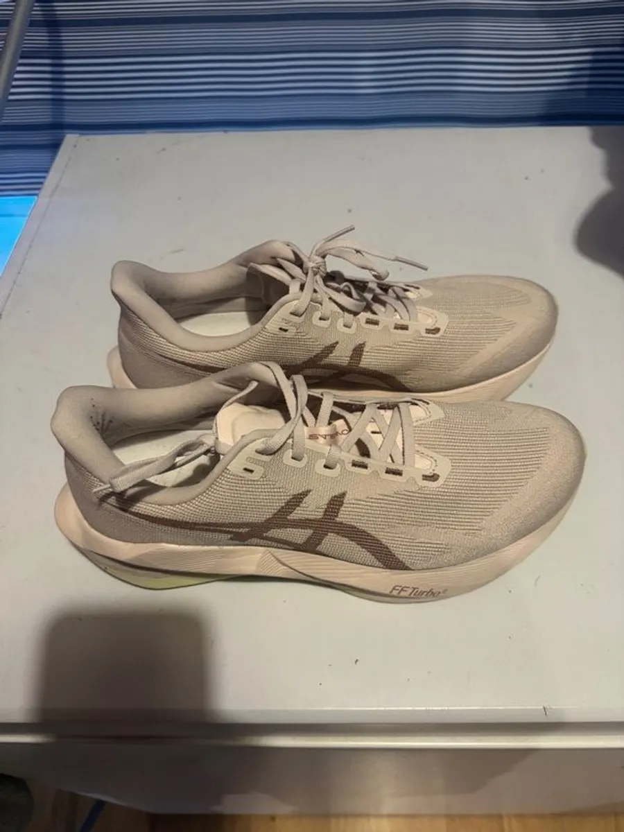 Asics Novablast 6 - Image 1