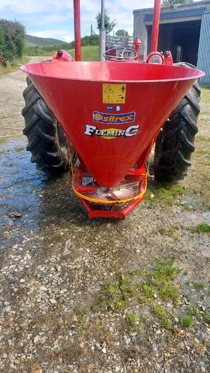 Fertiliser spreader. - Image 1