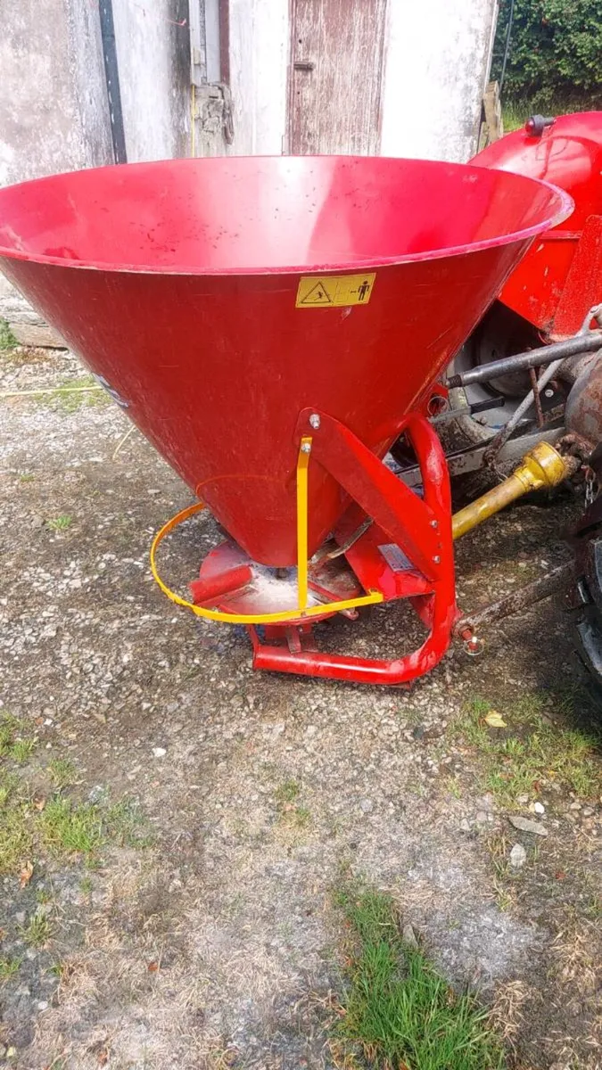 Fertiliser spreader. - Image 2