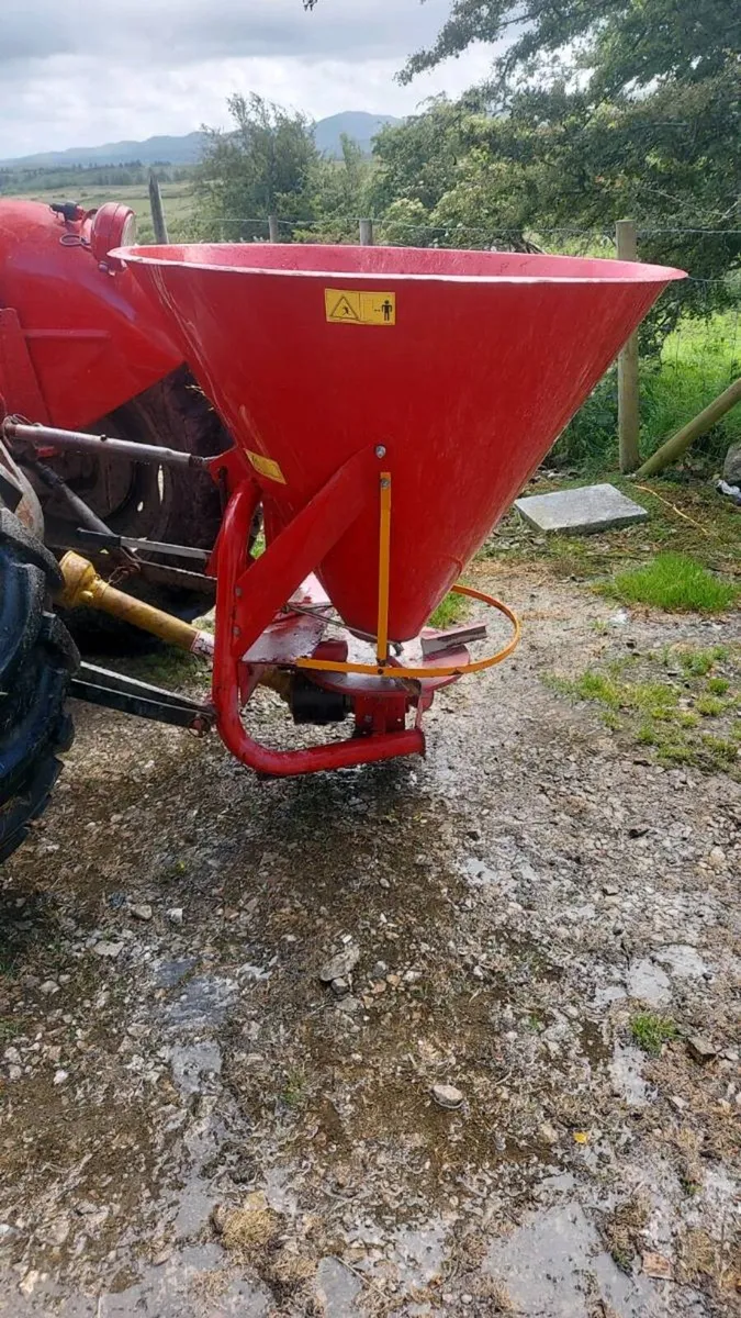 Fertiliser spreader. - Image 3