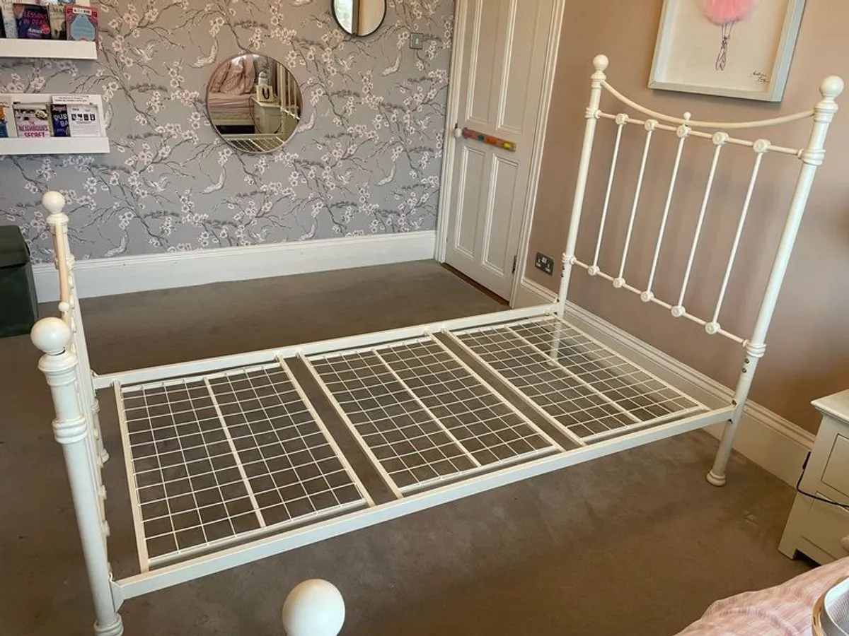 2 single beds - Image 1