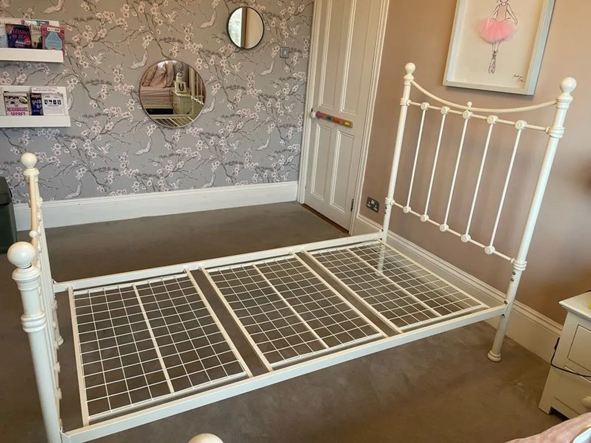 2 single beds - Image 2