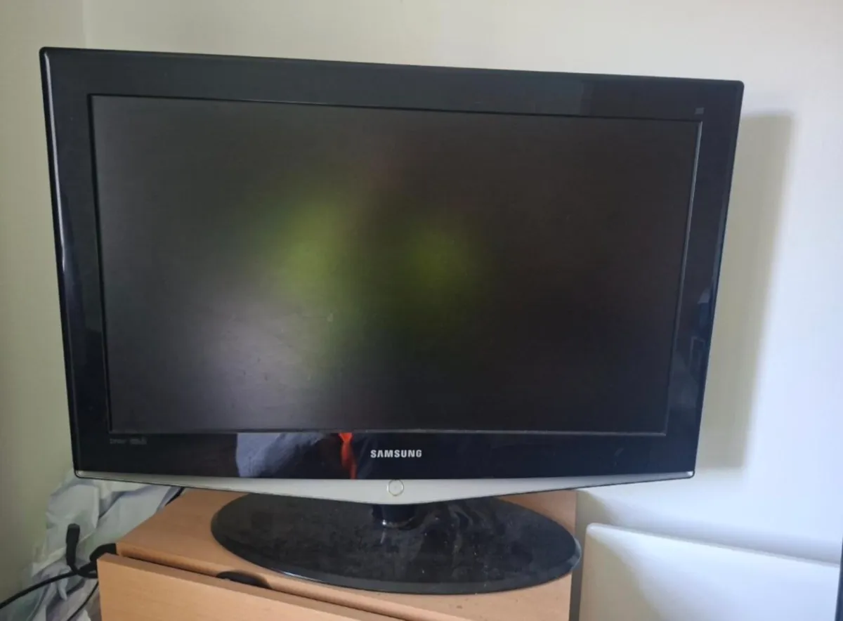 32" and 19" tv - Image 1