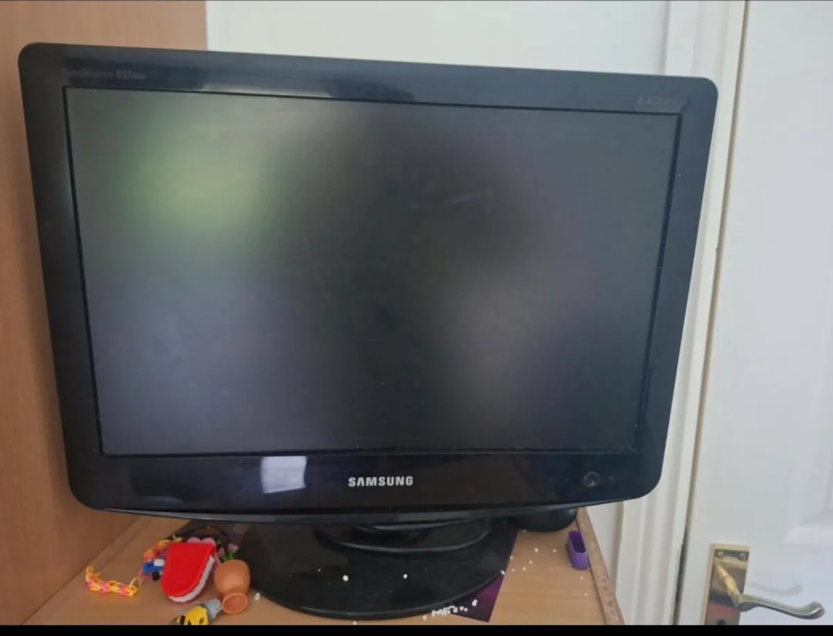32" and 19" tv - Image 2