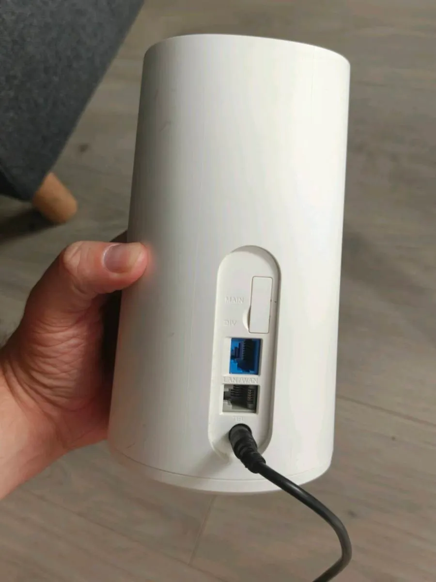 Huawei B528s-23a Unlocked 4G LTE Wi-Fi Router - Image 3