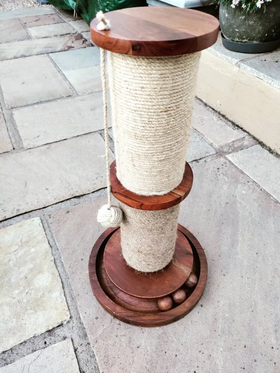 Wooden ball and string cat plaything - Image 2