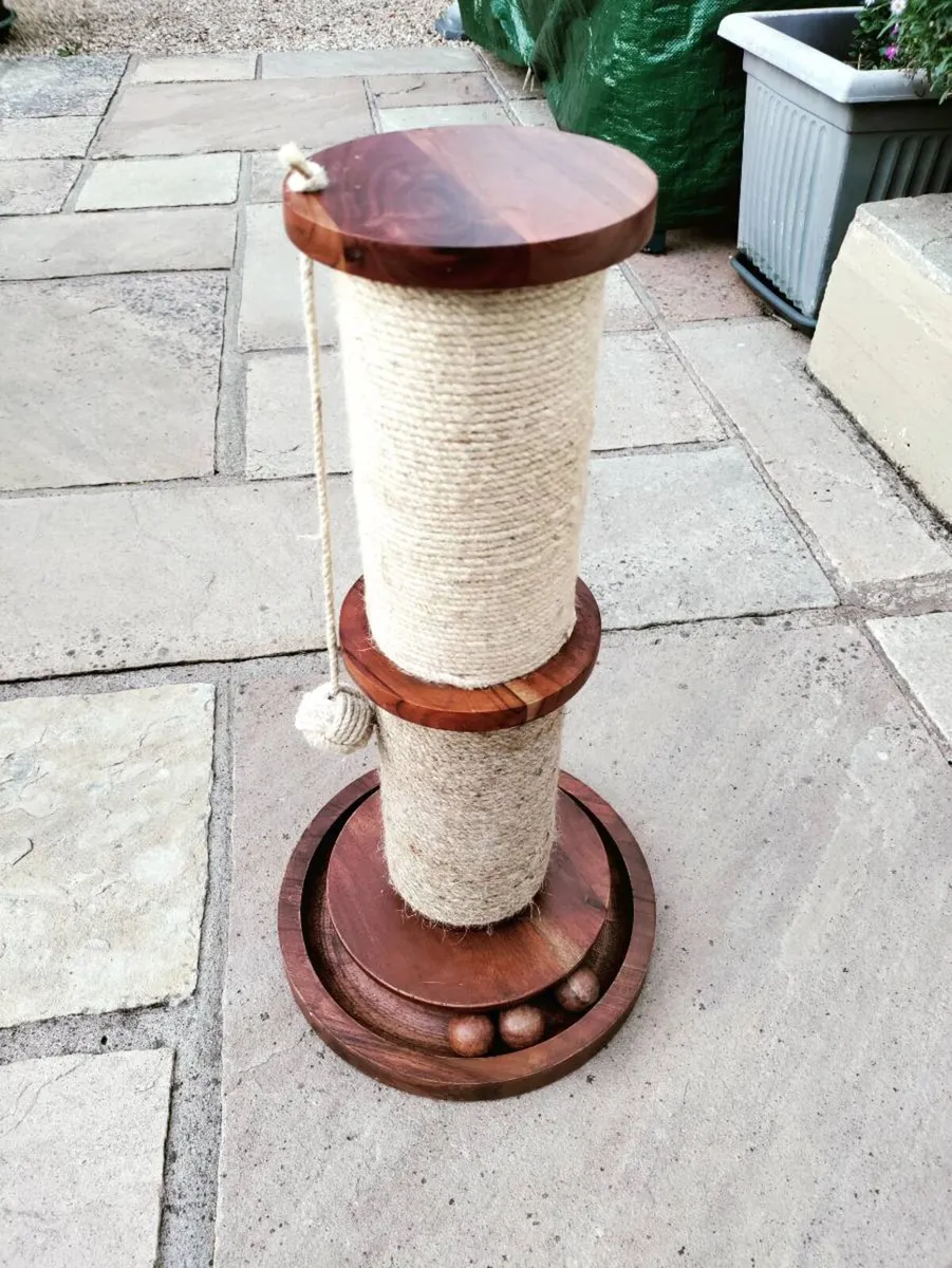 Wooden ball and string cat plaything - Image 3