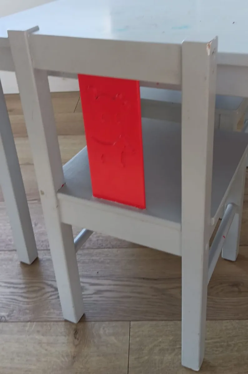 Kids table and chairs - Image 3
