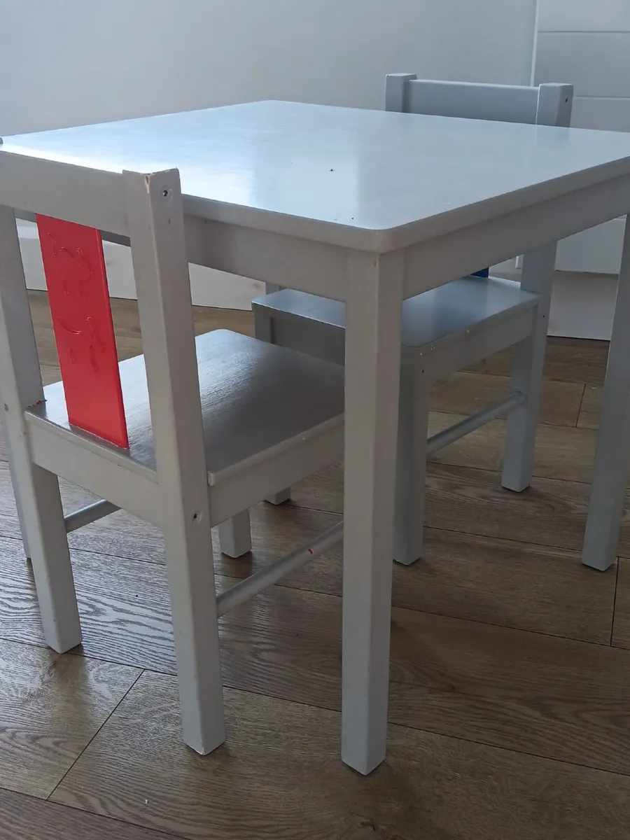 Kids table and chairs - Image 1