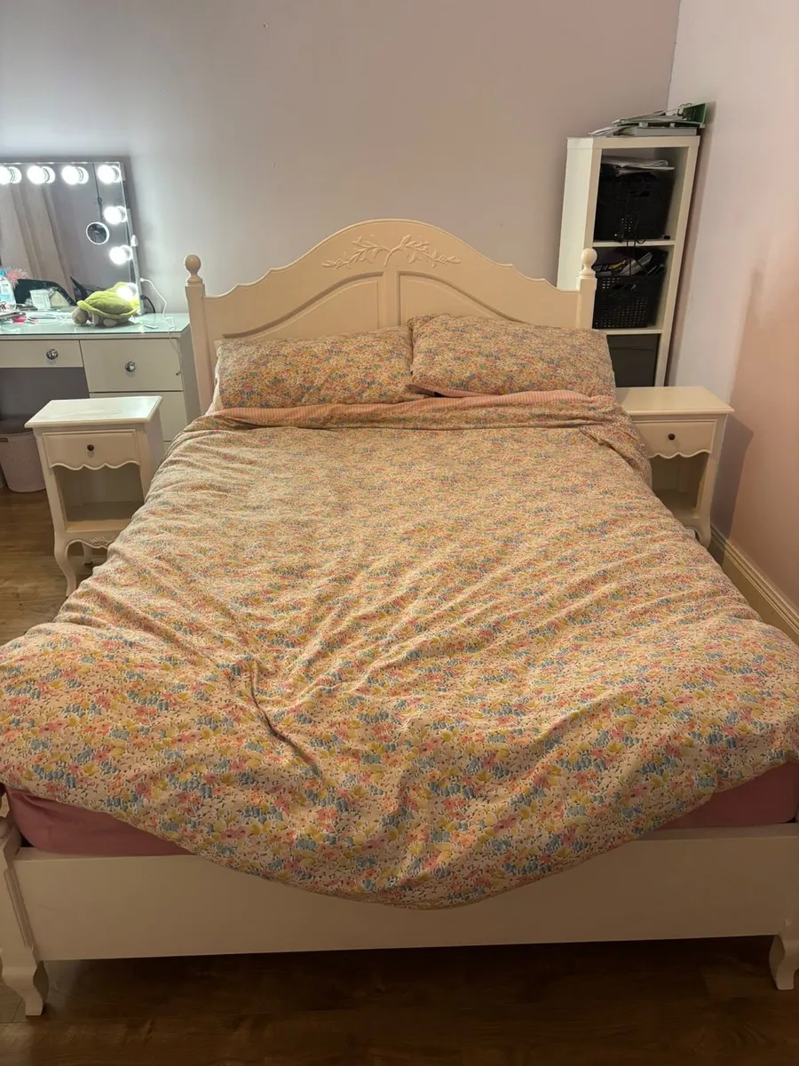 5ft bed with 2 bedside lockers - Image 1