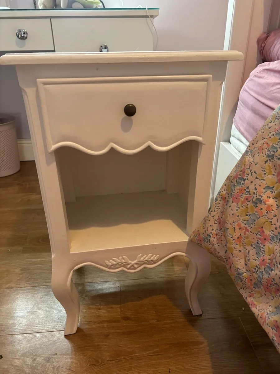 5ft bed with 2 bedside lockers - Image 2