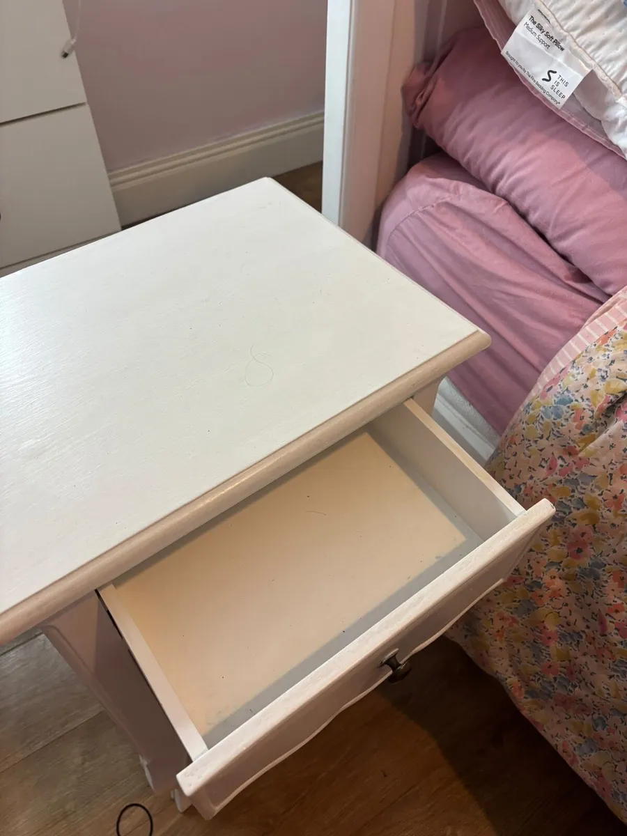 5ft bed with 2 bedside lockers - Image 3