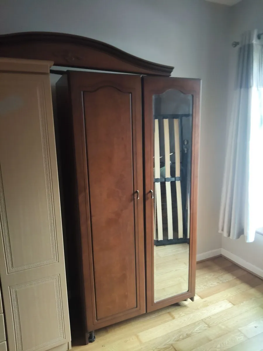 4 Wardrobes chest  of drawers & a single bed - Image 3