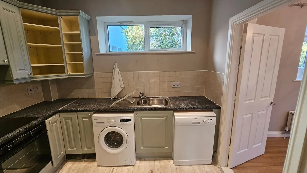 Kitchen with appliances - Image 2