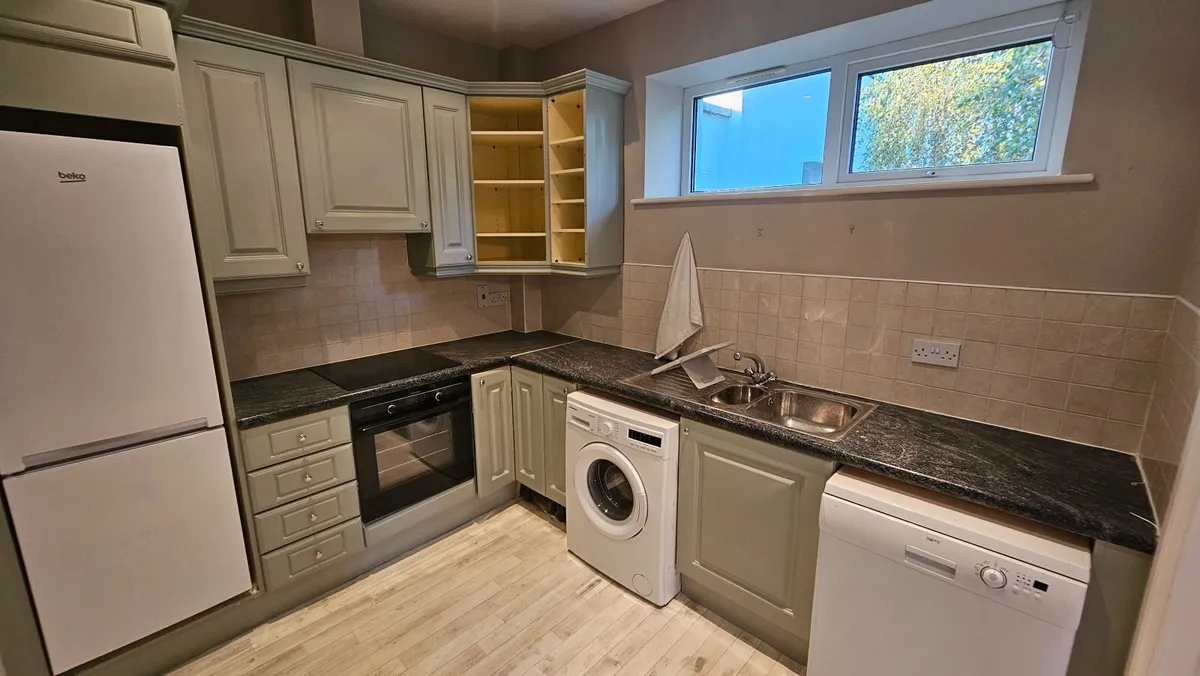 Kitchen with appliances - Image 4
