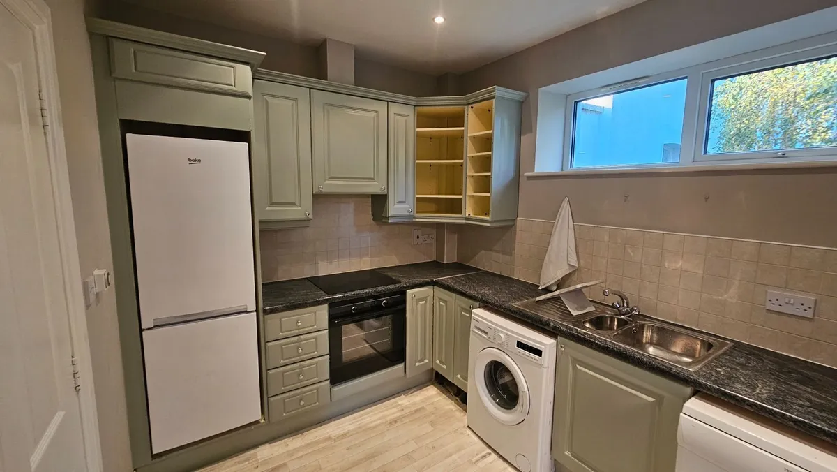 Kitchen with appliances - Image 1