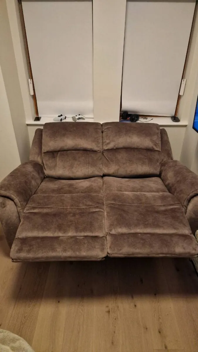 2 Seat Electric Recliner Sofa. - Image 4