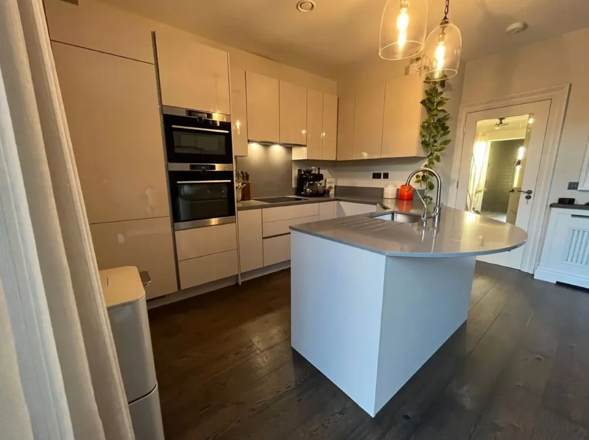 KUBE Modern High-Gloss Kitchen & AEG Appliances - Image 4