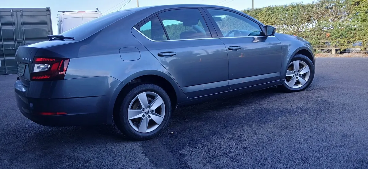 Car - Image 4