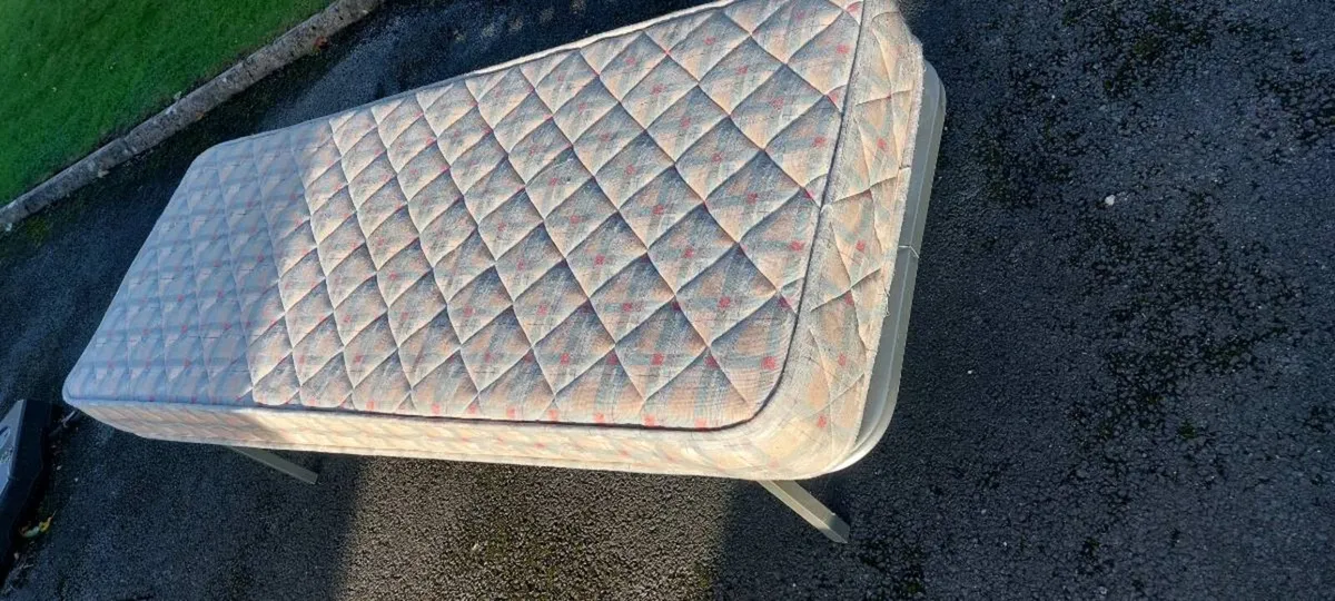Small bed frame & mattress - Image 2