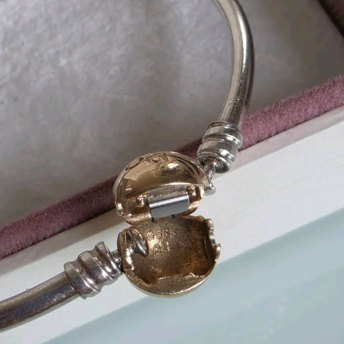Pandora Moments two-tone 14k bangle - Image 3