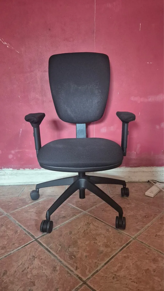 Comfortable Black Office Chair - Image 1