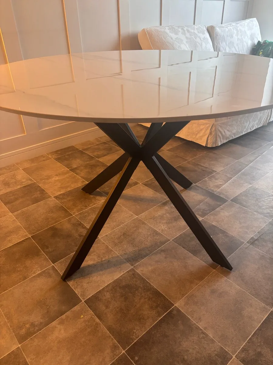 Modern Alex Round Dining Table for Sale - Image 3
