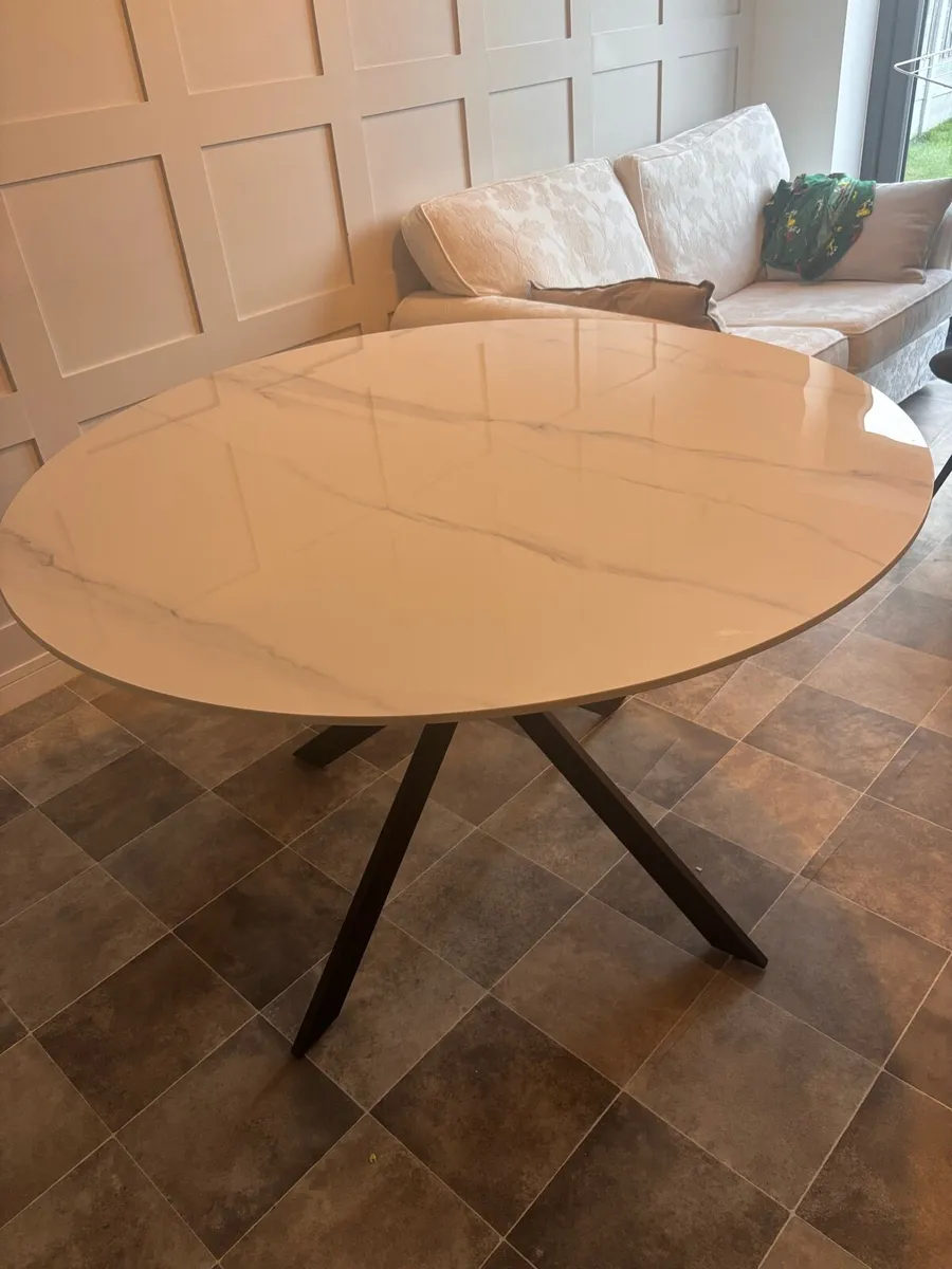 Modern Alex Round Dining Table for Sale - Image 4