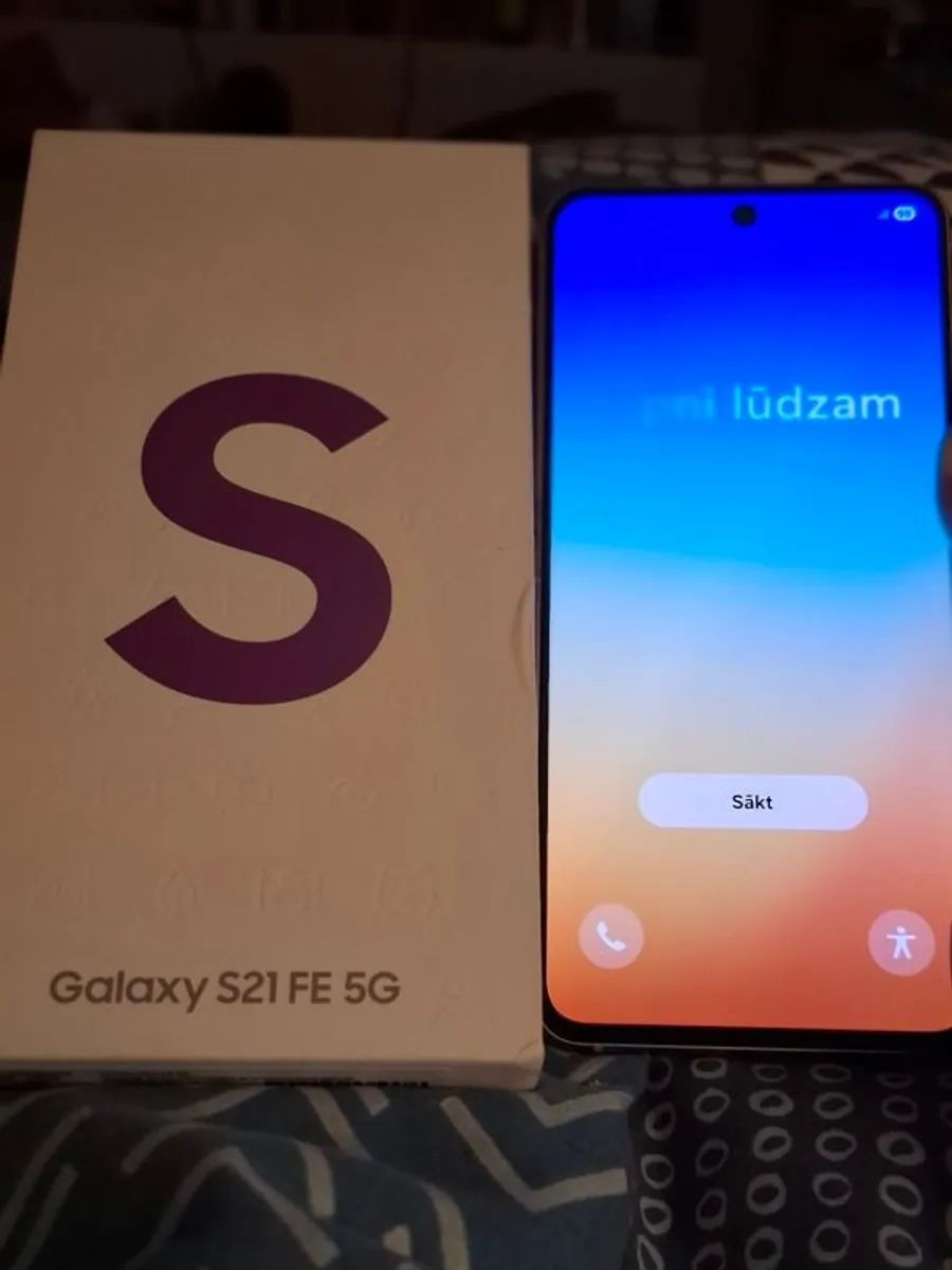 Samsung Galaxy S21FE 5G unlocked - Image 1